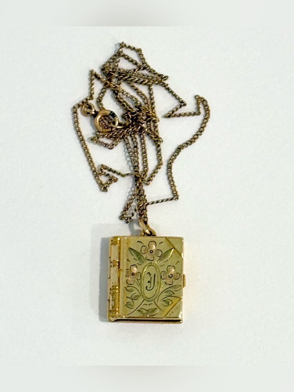 Vintage Victorian Style Gold Filled Photo Locket Floral Etched Necklace